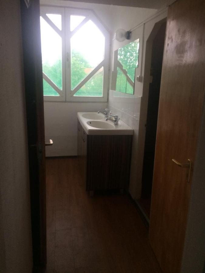 Y Hostel Балатонлелле Екстер'єр фото
