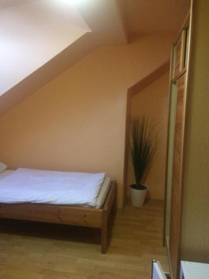 Y Hostel Балатонлелле Екстер'єр фото