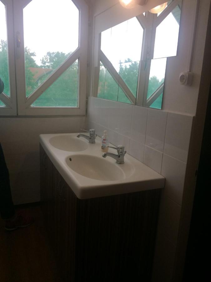 Y Hostel Балатонлелле Екстер'єр фото